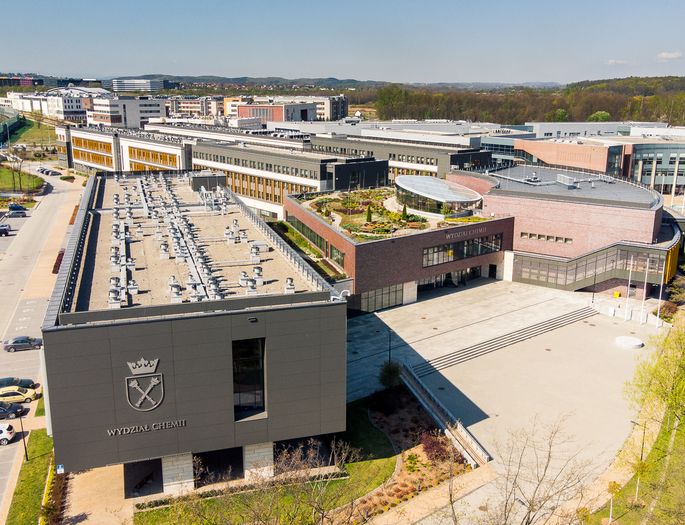 Zdjęcie z lotu ptaka na Kampus UJ, na pierwszym planie widoczny budynek Wydziału Chemii UJ