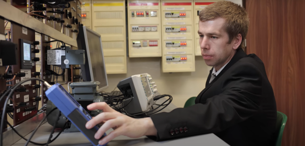 Maszyna indukcyjna z cewką pomiarową do monitoringu i diagnostyki stanu silnika