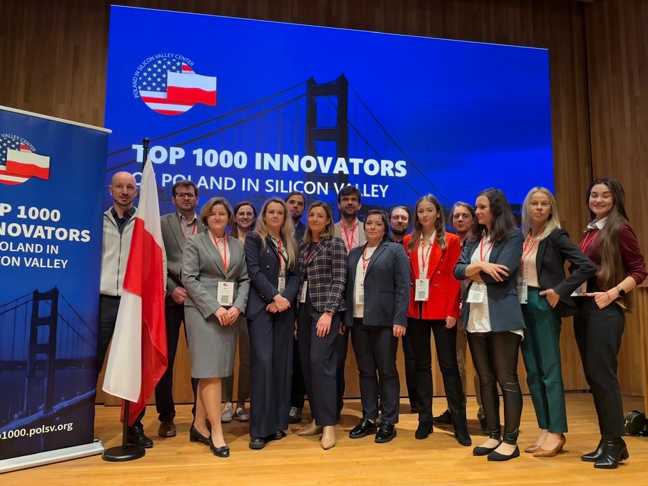 Grupa ludzi stoi na scenie przy napisie Tomm 1000 Innovators of Poland in Silicon Valley